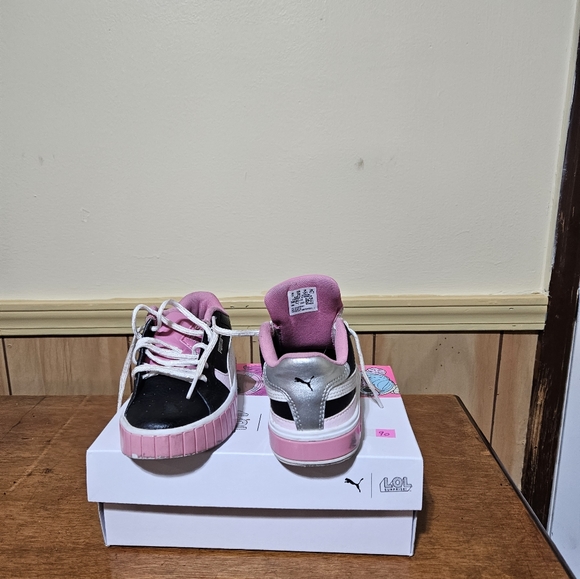 Sneakers - Picture 1 of 2